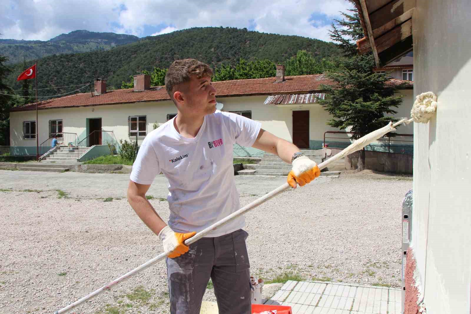 Amasya’da köy okulunu liselilerin ‘tamir takımı’ boyadı