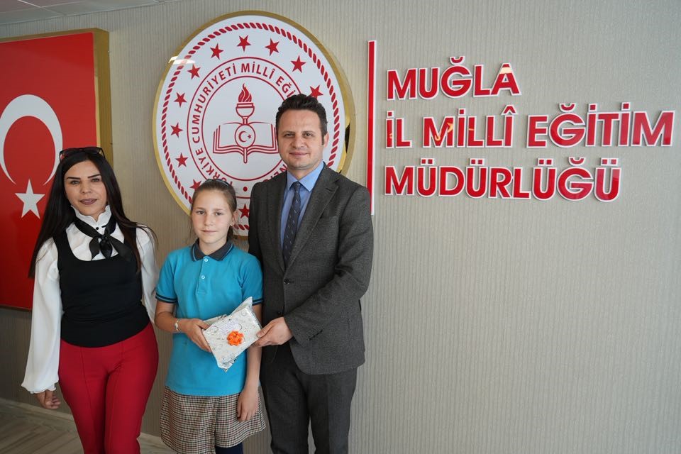 "Bir Kitap Bir İnsan" projesi kapsamında öğrencilerin değerli eserleri ödüllendirildi