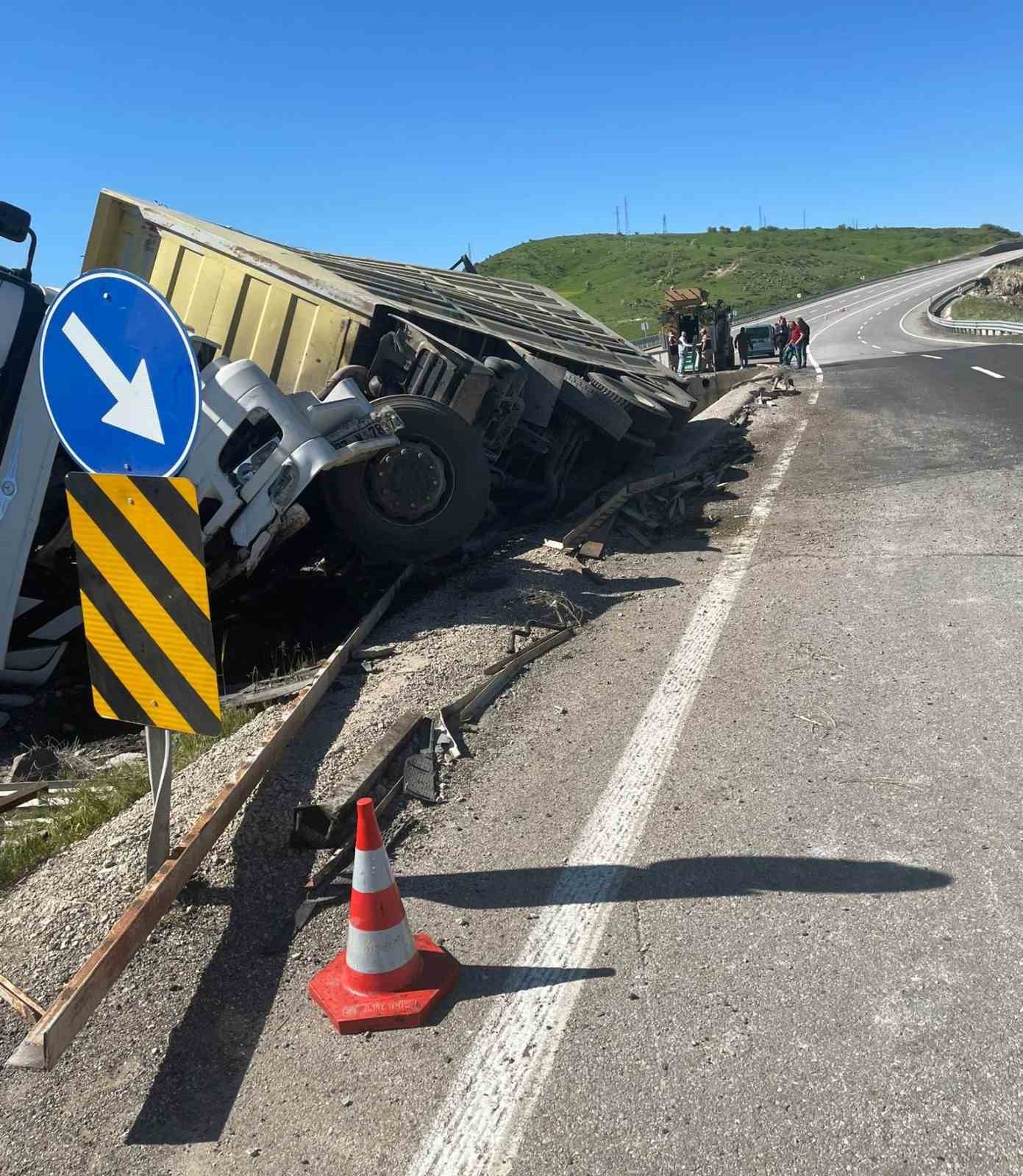 Bing&ouml;l&rsquo;de kurbanlıkları taşıyan tır devrildi: Onlarca koyun telef oldu
