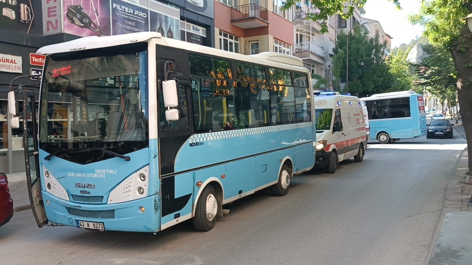 K&uuml;tahya&rsquo;da &ouml;zel halk otob&uuml;s&uuml; ile elektrikli bisiklet &ccedil;arpıştı:  3 yaralı

