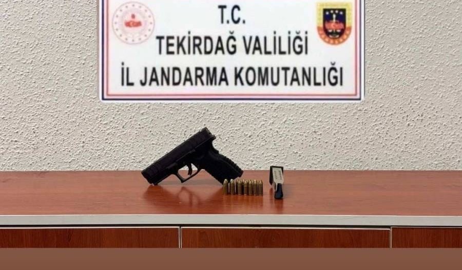 Tekirdağ&rsquo;da jandarmadan ka&ccedil;ak i&ccedil;ki ve ruhsatsız silah operasyonu
