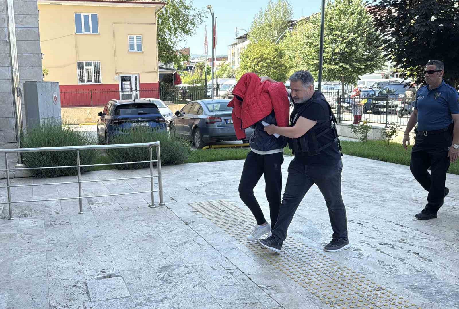 Ses sistemine gizledikleri 840 uyuşturucu hapla yakalandılar; yakınları görüntü alan gazetecileri tehdit etti