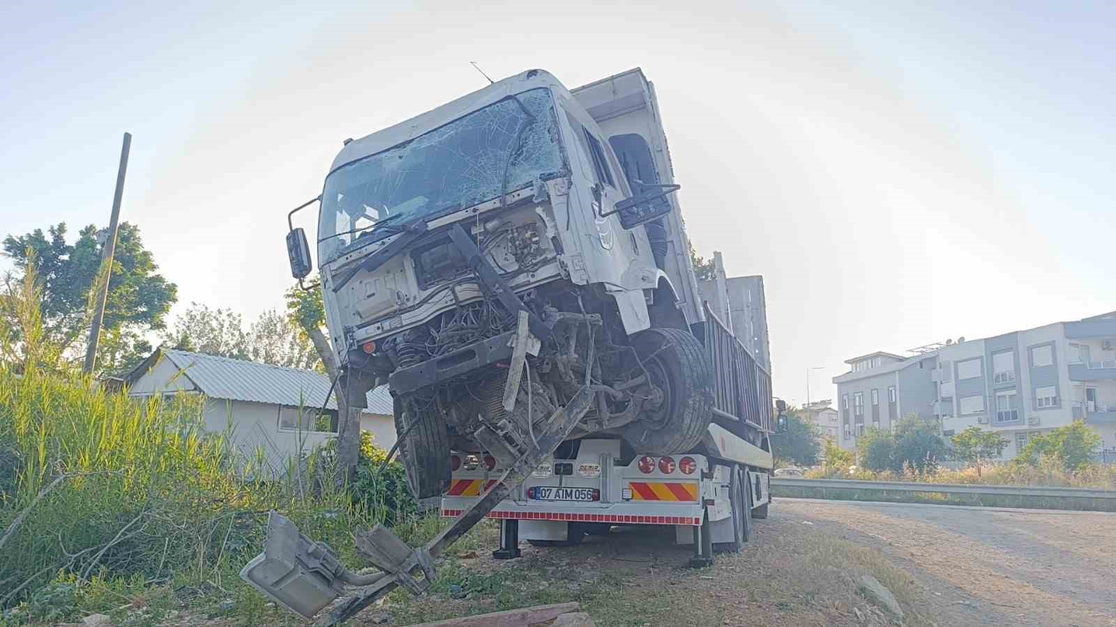 Otomobile &ccedil;arpıp &rsquo;kimseye bir şey oldu mu&rsquo; diye g&ouml;zyaşı d&ouml;km&uuml;şt&uuml;, alkoll&uuml; &ccedil;ıktı, polise mukavemetten tutuklandı

