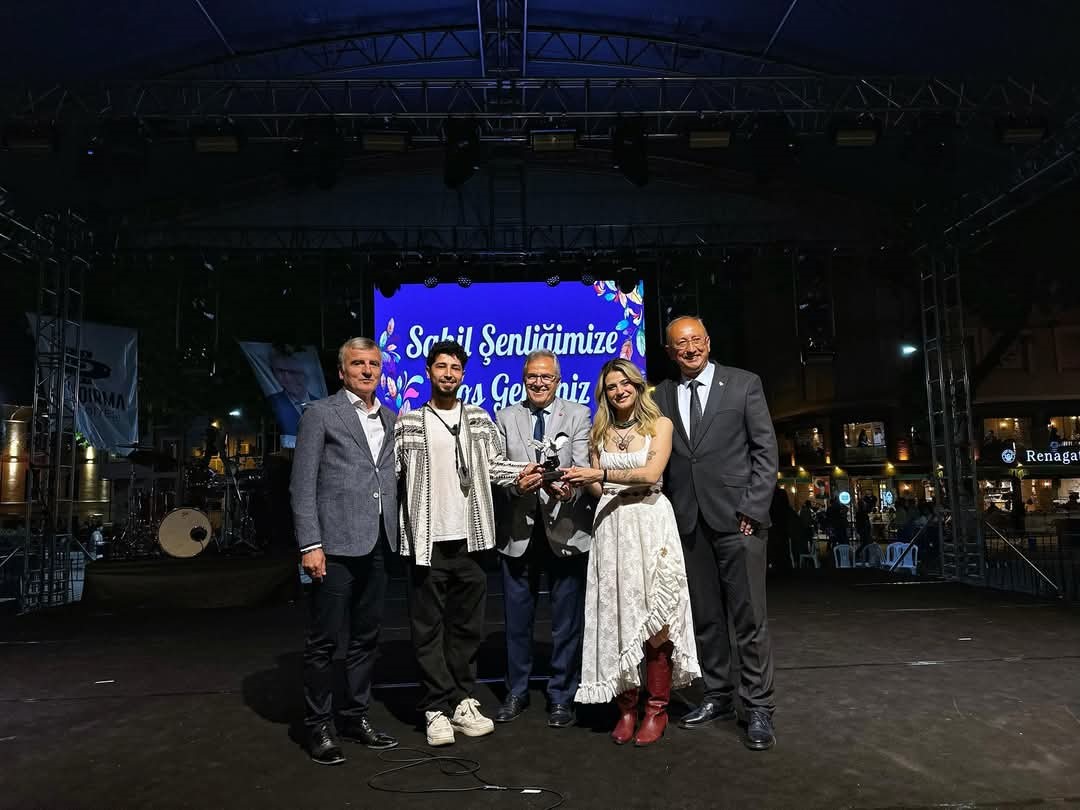 Bandırma Sahil Şenlikleri renkli g&ouml;r&uuml;nt&uuml;lerle başladı
