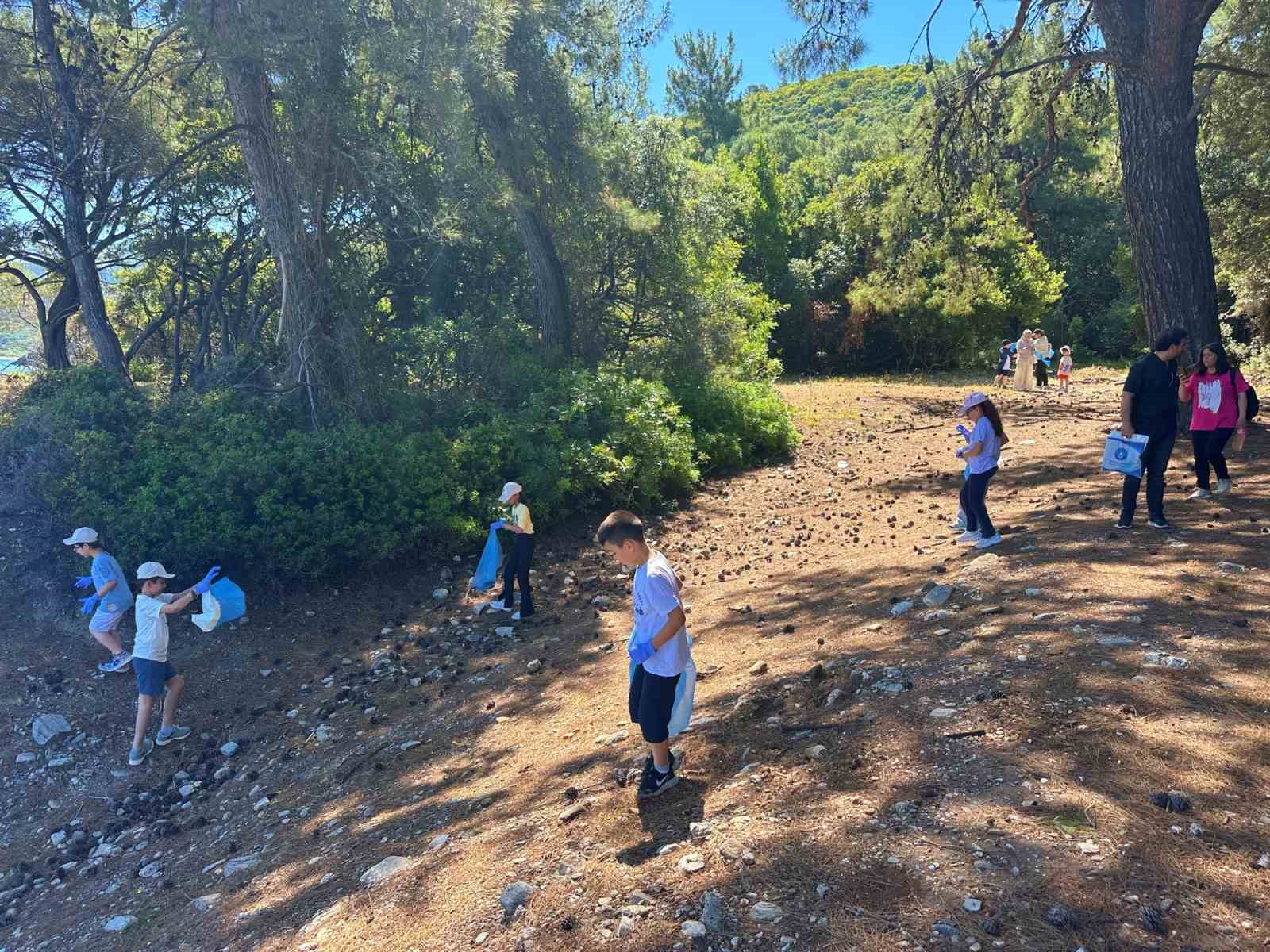 Büyükler kirletti küçükler temizledi