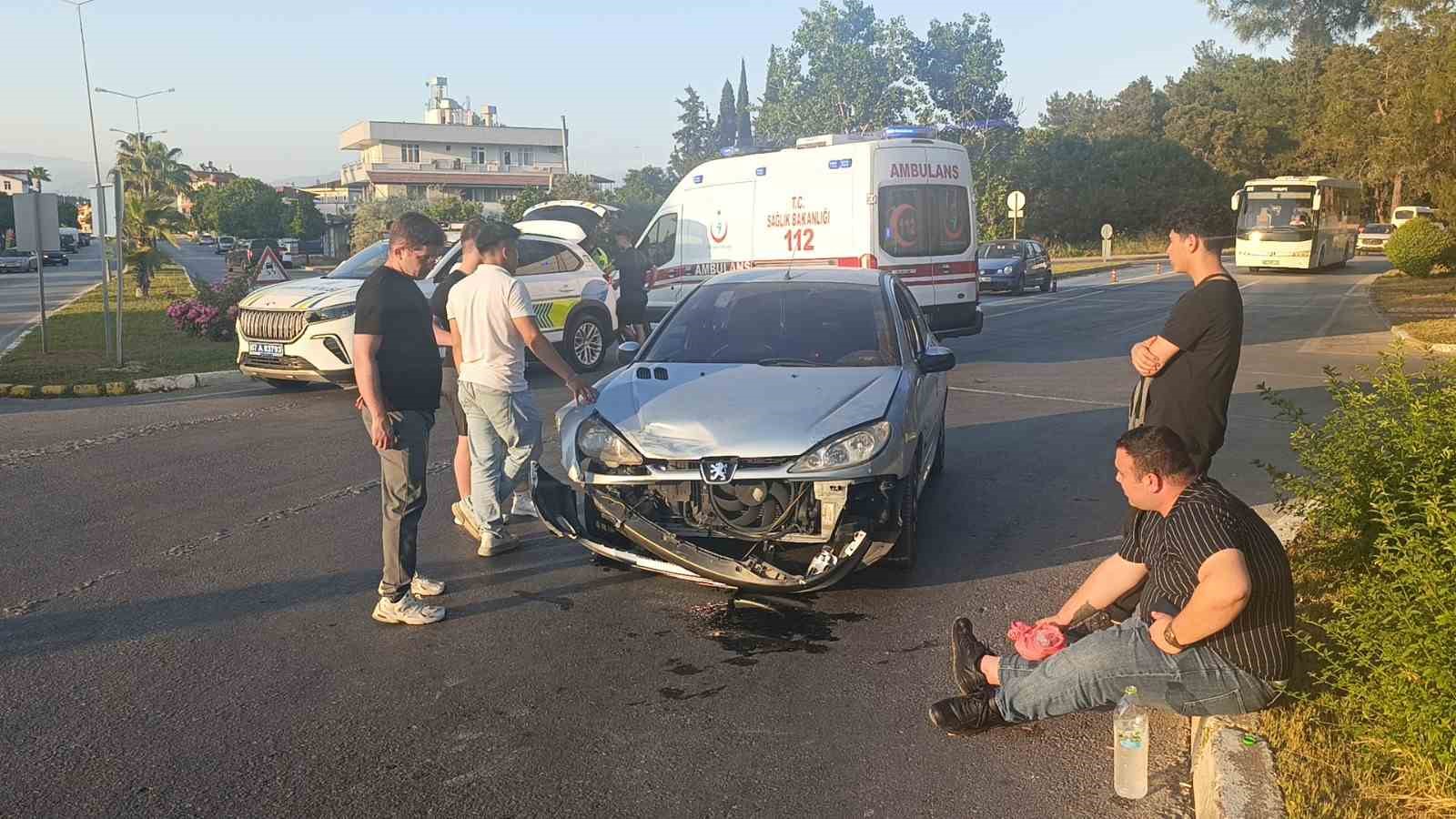 Manavgat’ta 2 otomobil çarpıştı: 3 yaralı