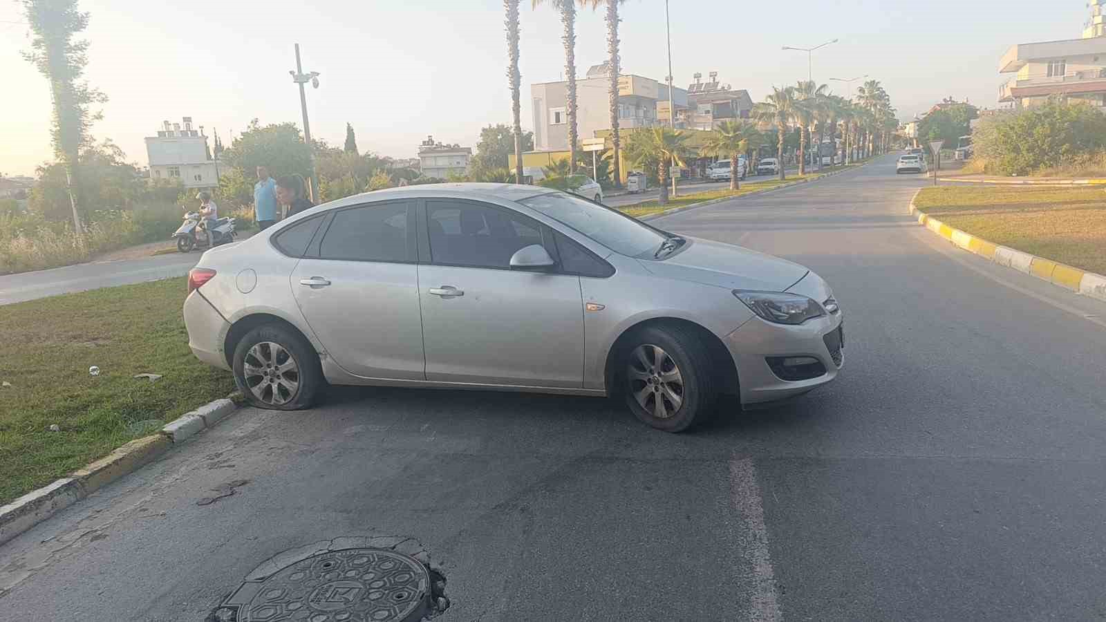 Manavgat&rsquo;ta 2 otomobil &ccedil;arpıştı: 3 yaralı
