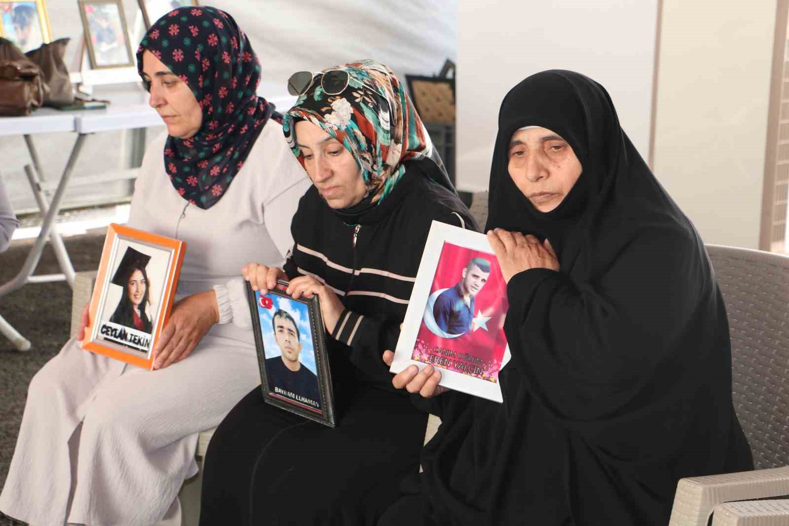 Diyarbakır’da evlat nöbetinde olan anne: "İnşallah barış olur, çocuklar eve döner"
