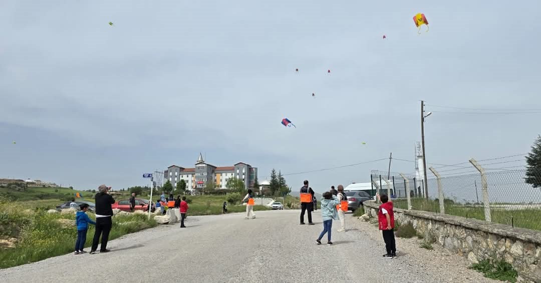 AFAD gönüllülerinden çocuklara uçurtma şenliği