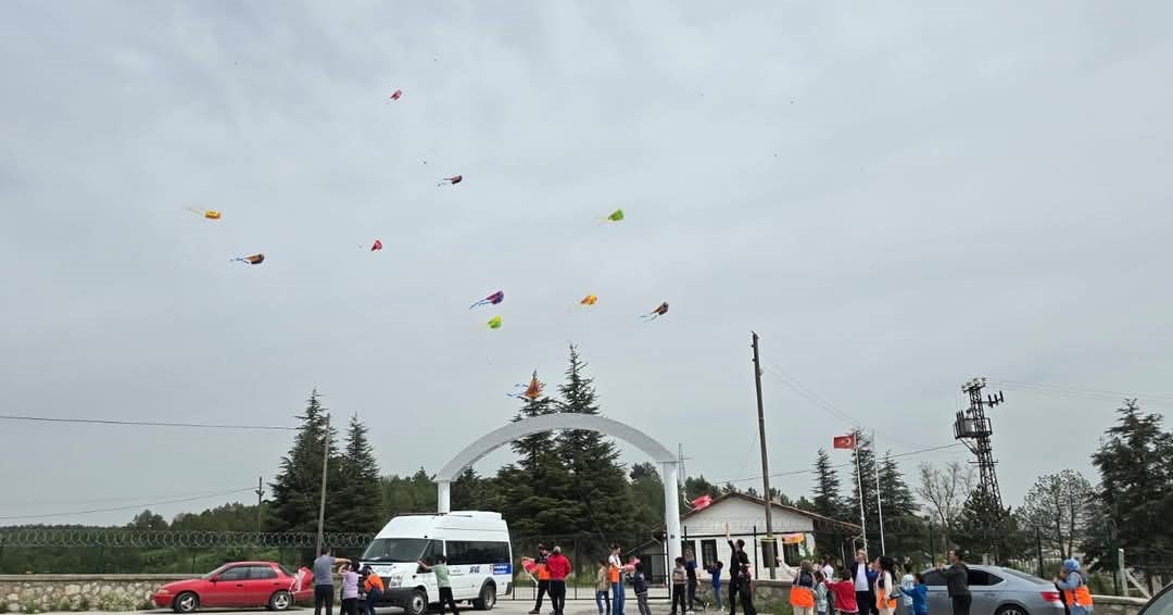 AFAD g&ouml;n&uuml;ll&uuml;lerinden &ccedil;ocuklara u&ccedil;urtma şenliği
