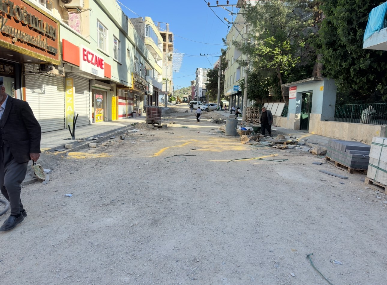 Vatandaşlar DEM’li belediyenin 3 aydır yolu ulaşıma açamamasına tepki gösterdi