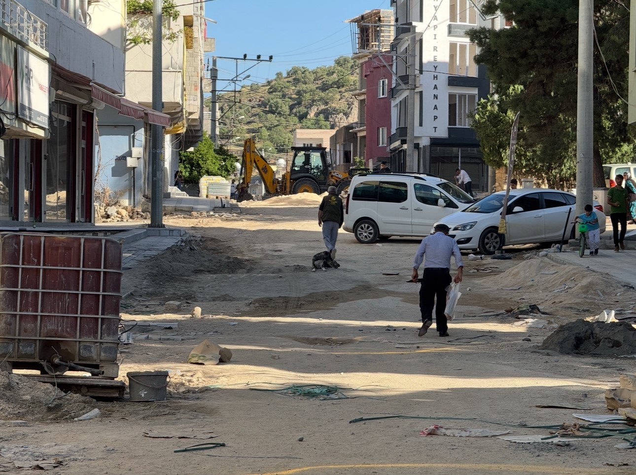 Vatandaşlar DEM’li belediyenin 3 aydır yolu ulaşıma açamamasına tepki gösterdi
