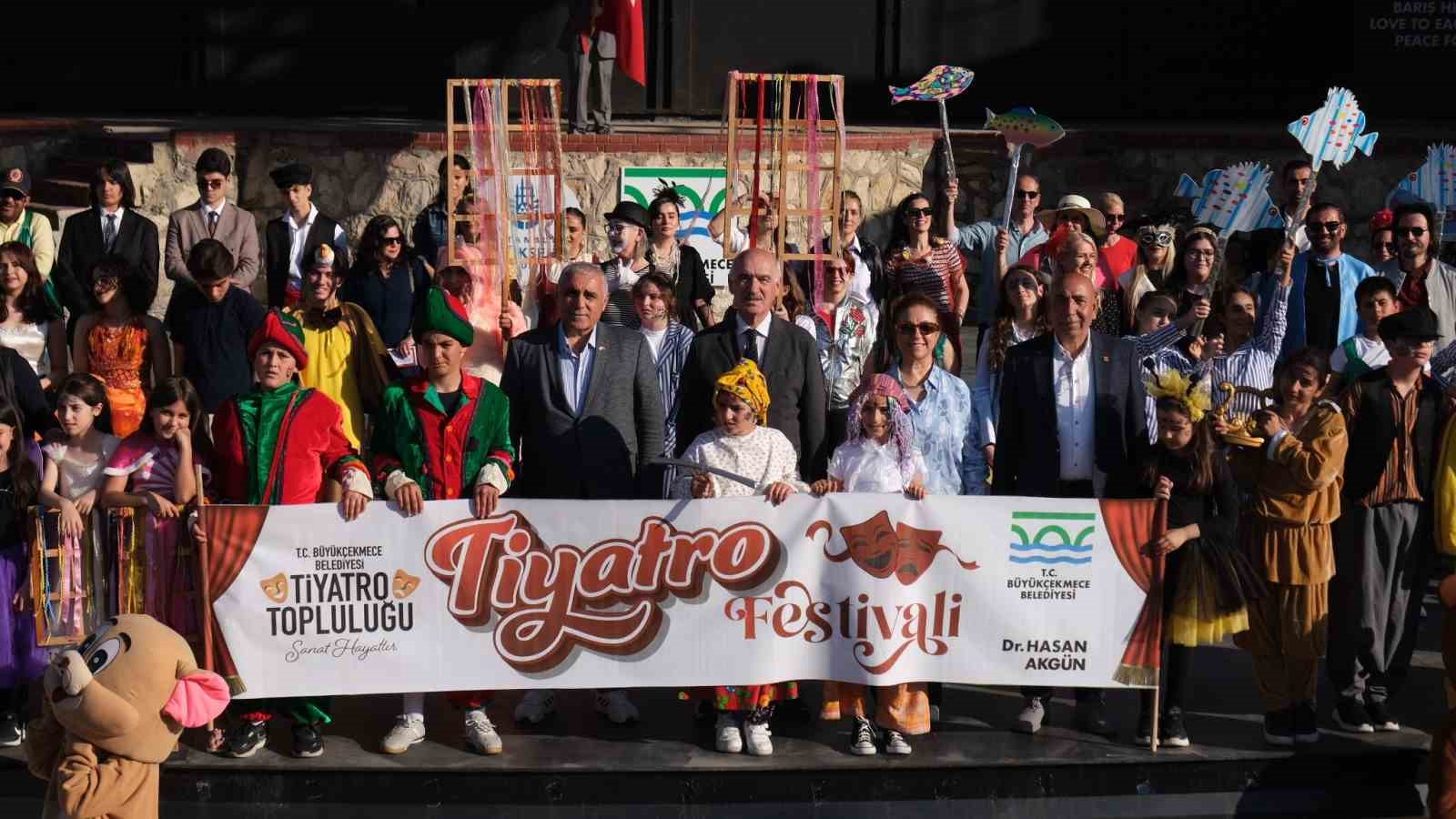 B&uuml;y&uuml;k&ccedil;ekmece&rsquo;de Tiyatro Festivali&rsquo;nin perdesi a&ccedil;ıldı
