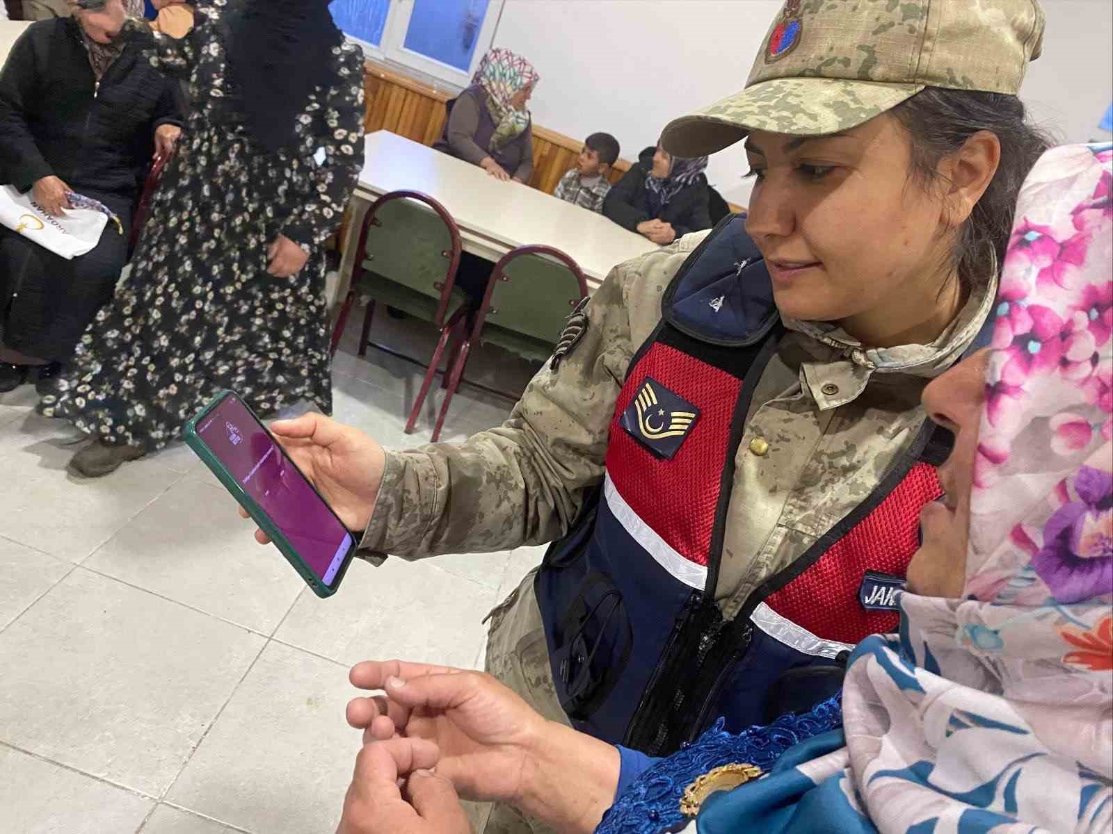 Ardahan’da jandarma kadınları KADES hakkında bilgilendirdi