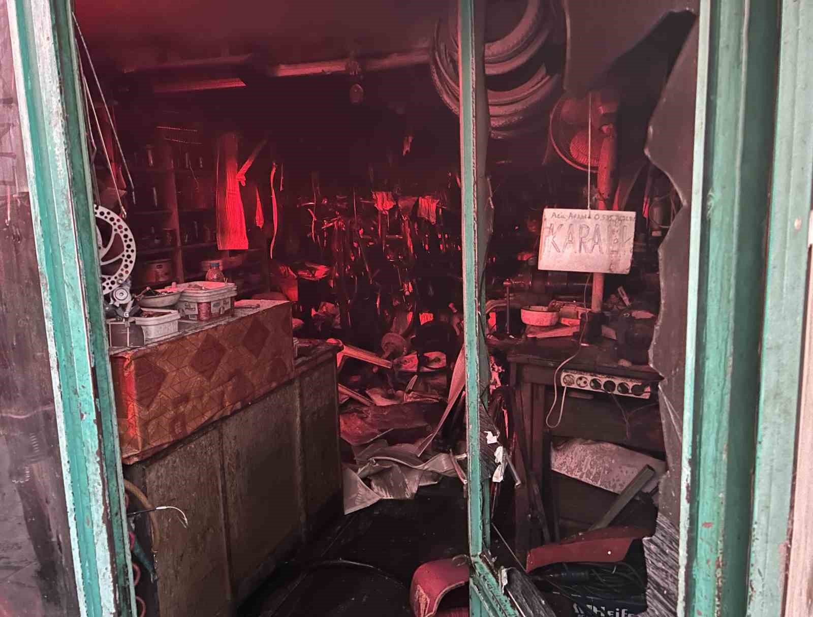 (&Ouml;ZEL) Kanser olan arkadaşı i&ccedil;in baktığı d&uuml;kkan alevler i&ccedil;inde kaldı
