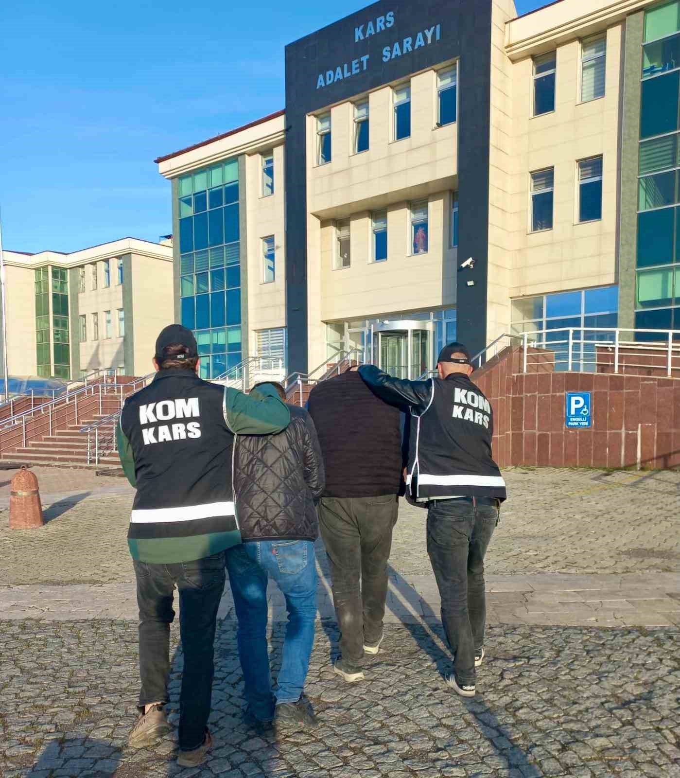 Kars’ta 9 yıl hapis cezaları bulunan ağabeyi ve kardeşi yakalandı