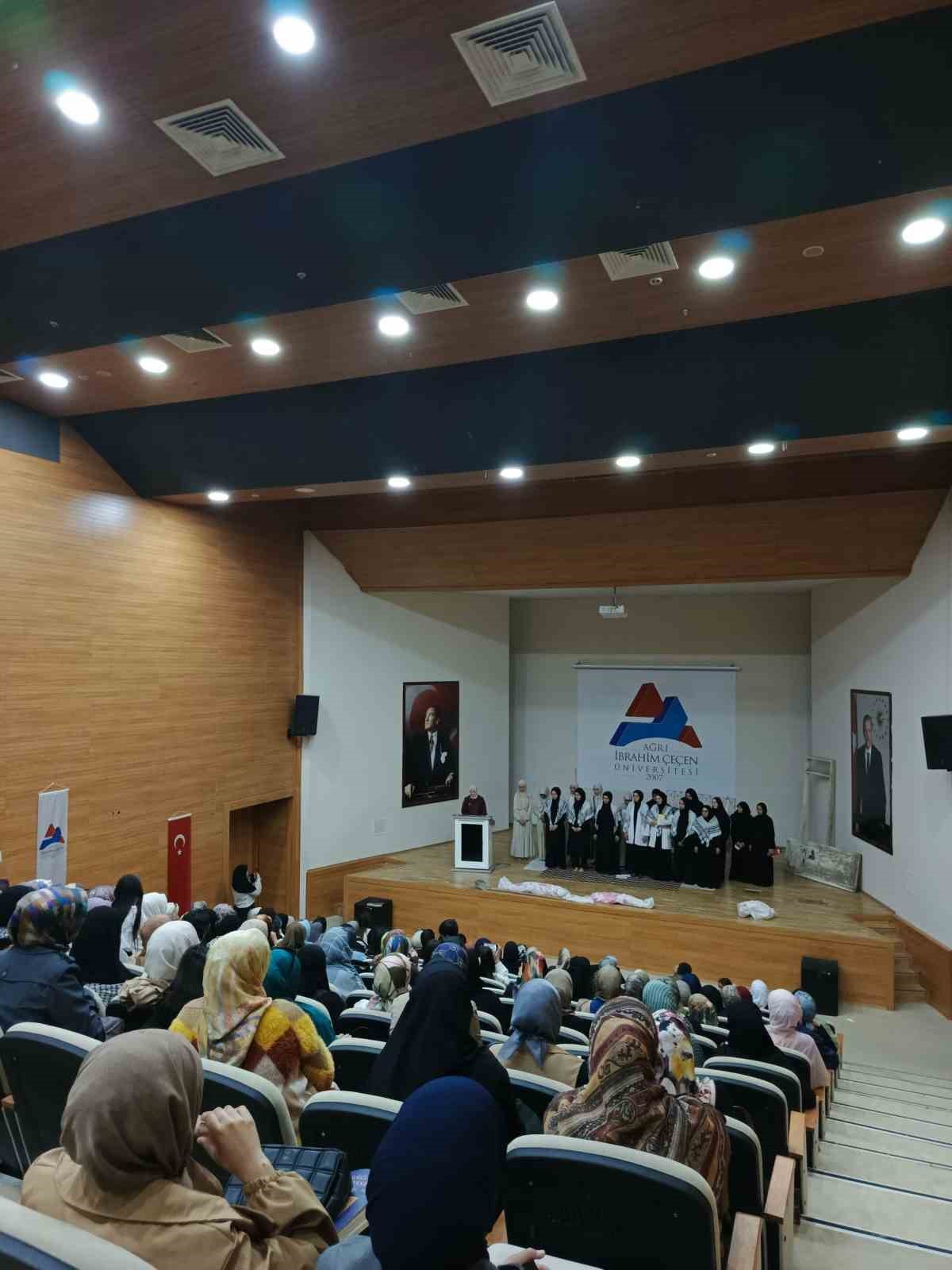 "Gazze&rsquo;nin Kadınları" tiyatrosu &uuml;niversitede sahnelendi
