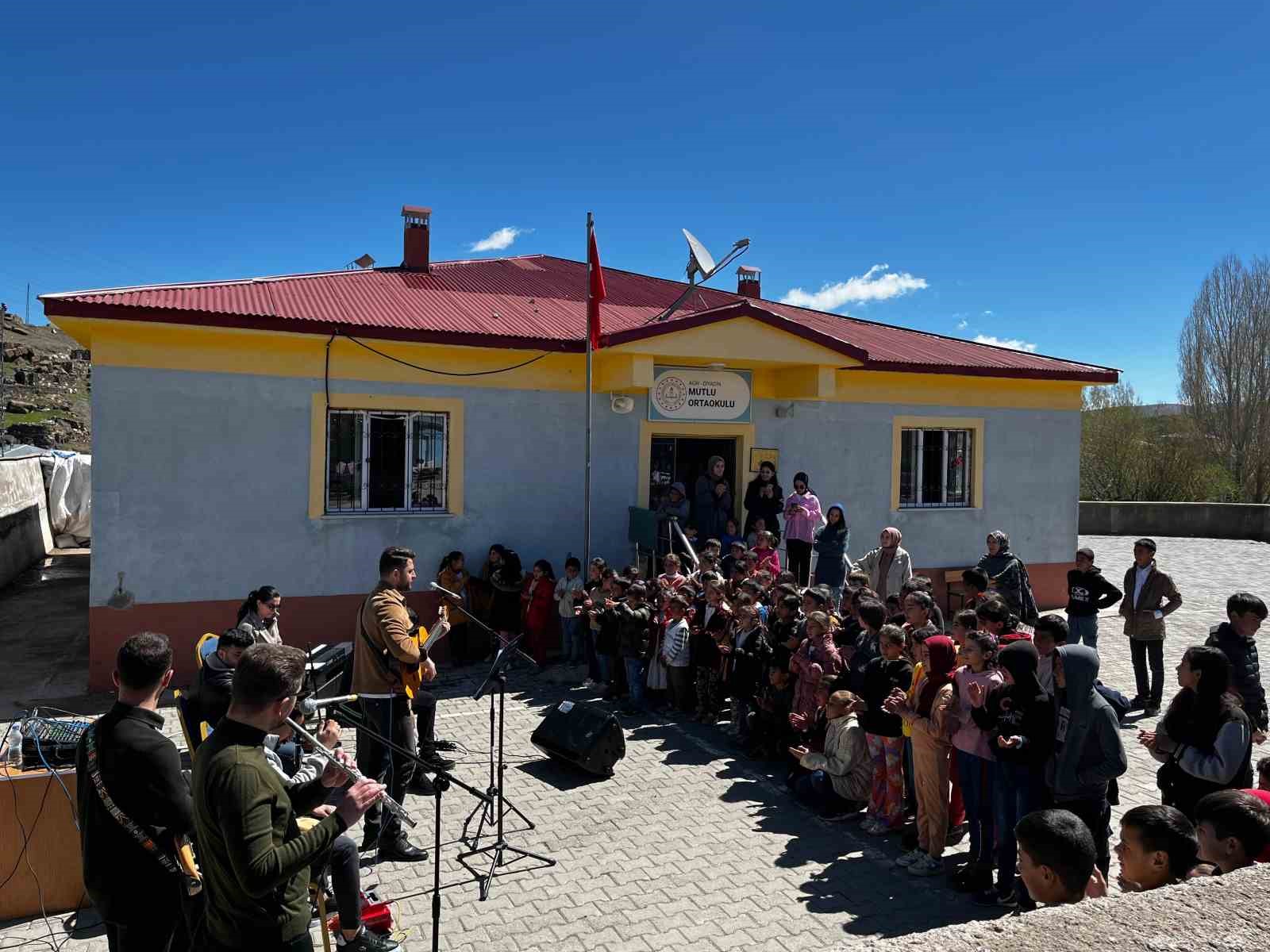 Öğretmenlerden müzikli dokunuş