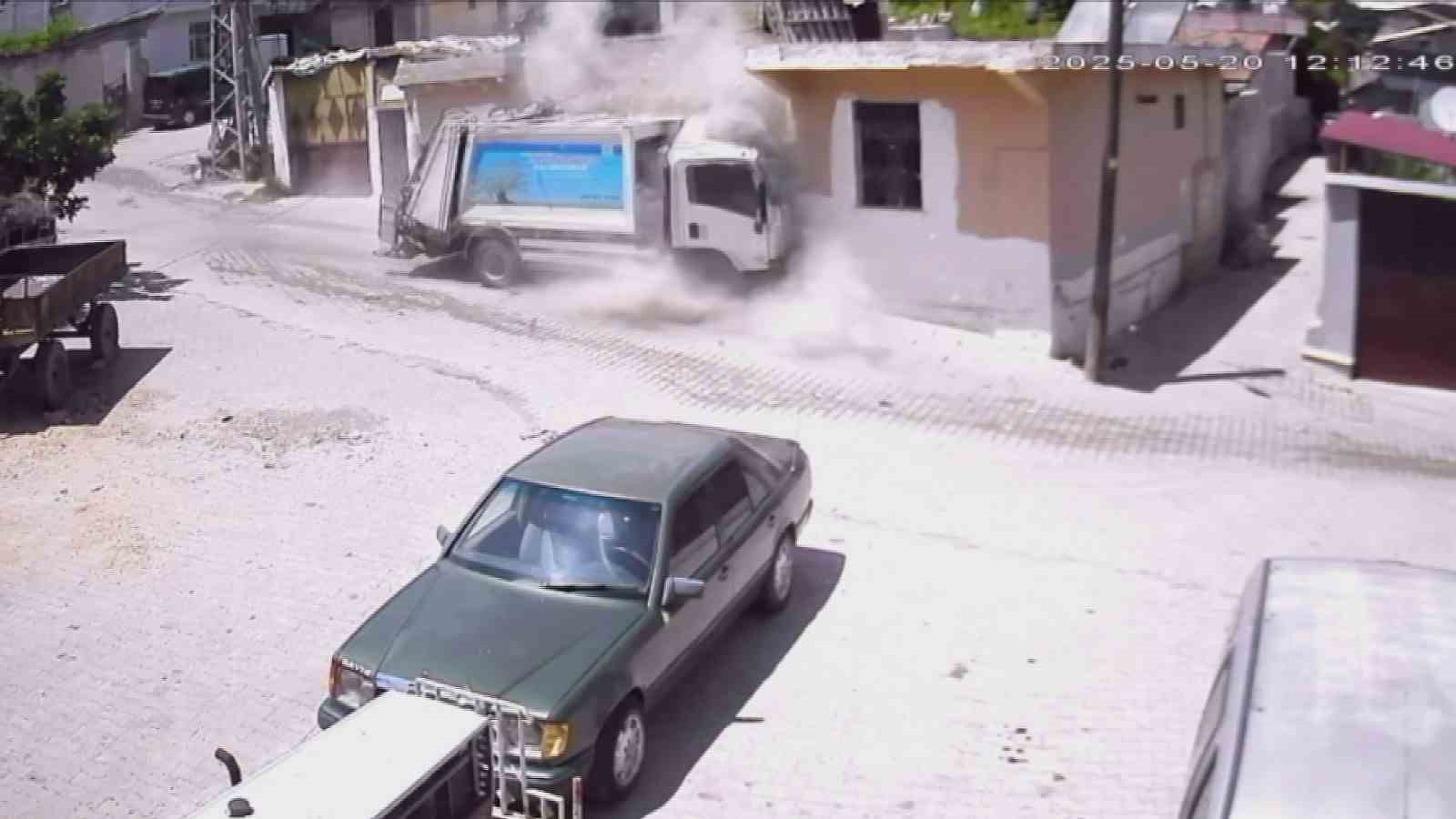 Çöp kamyonunun çarptığı evin yerle bir olduğu anlar kamerada