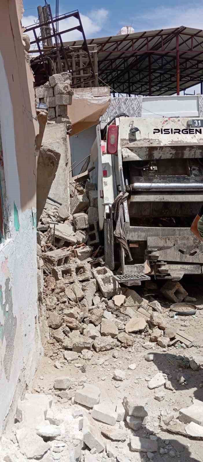 Çöp kamyonunun çarptığı evin yerle bir olduğu anlar kamerada
