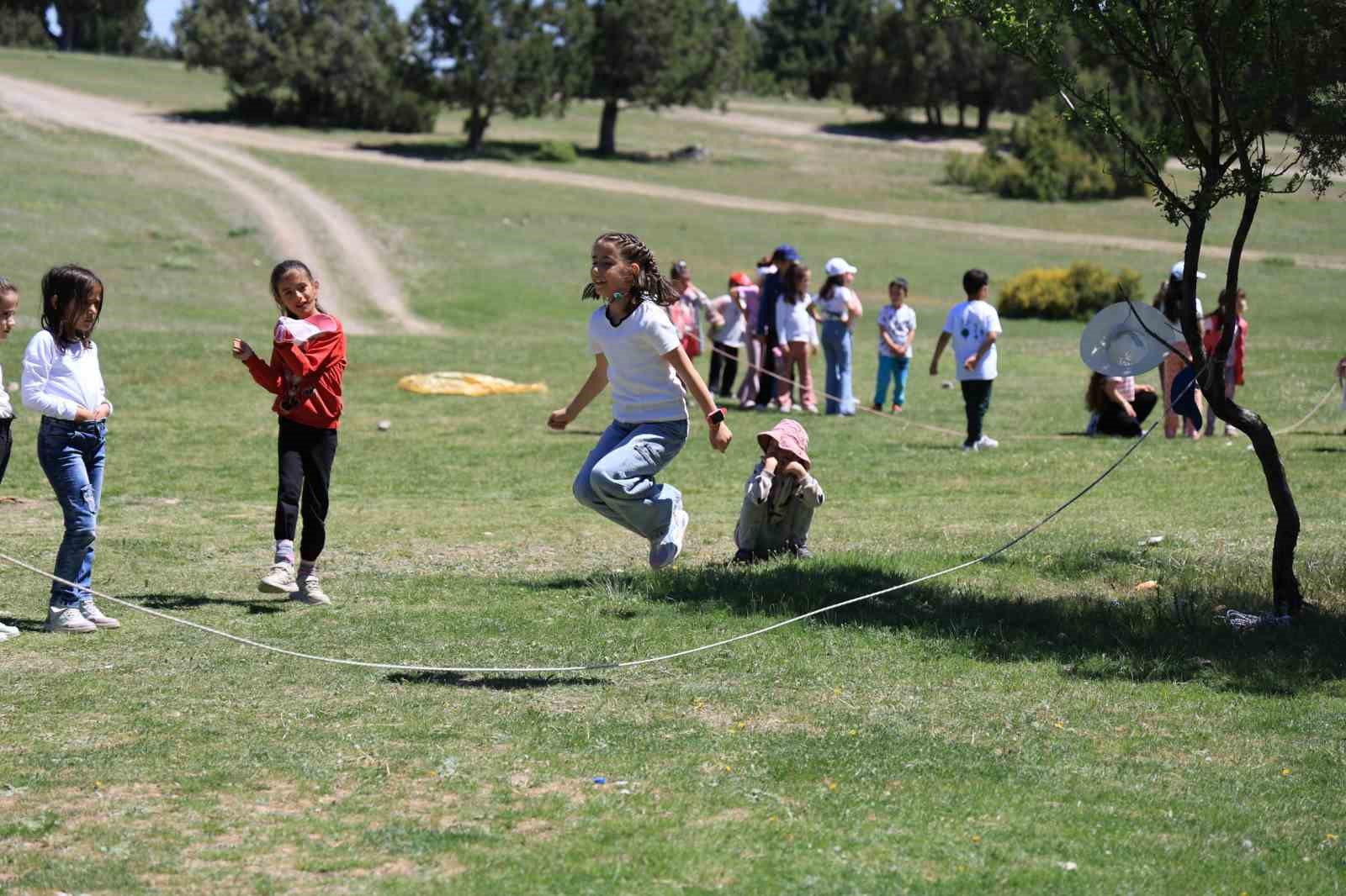 Çameli’nde çocuklar gökyüzünü renklendirdi