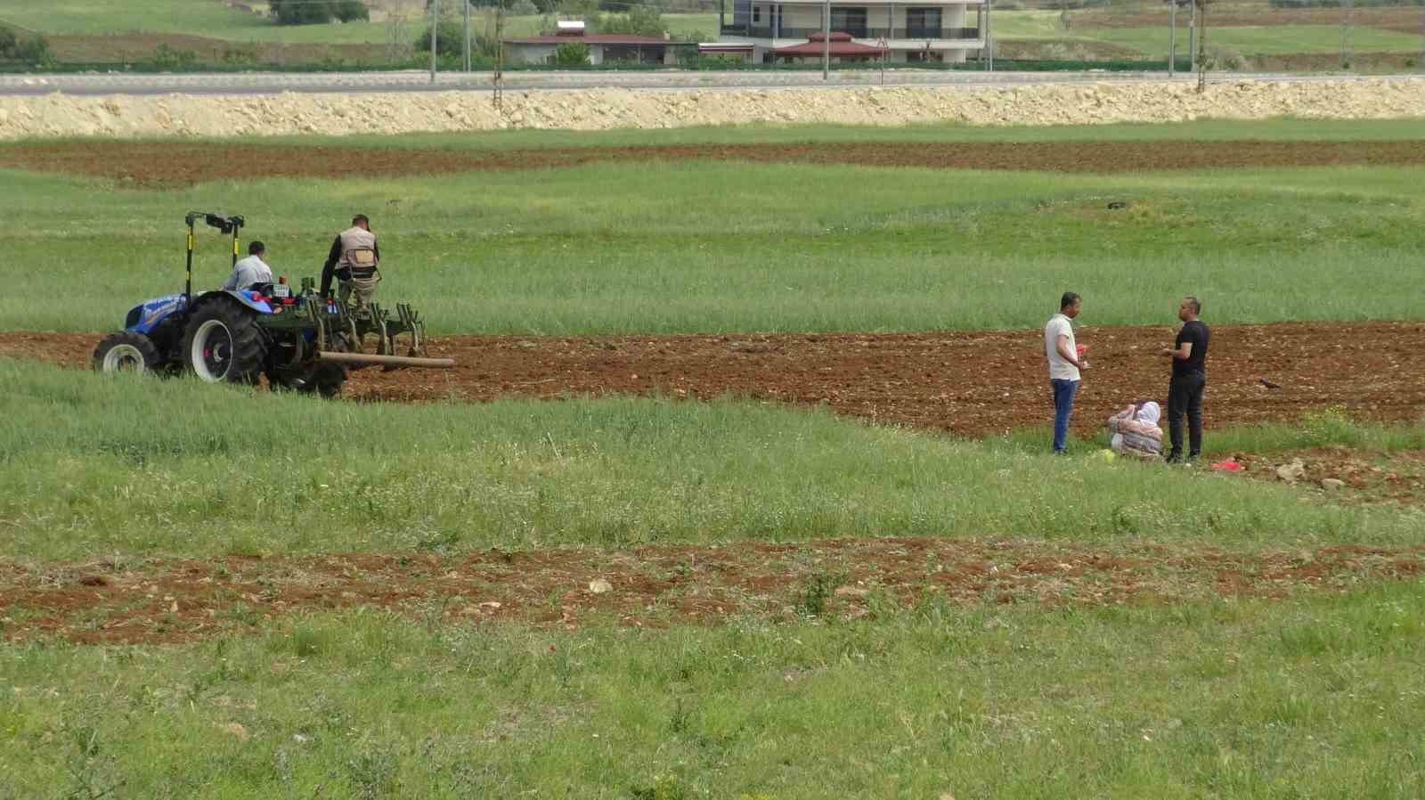 Gercüş’te çiftçiler karpuz ve kavun tohumlarını ekmeye başladı