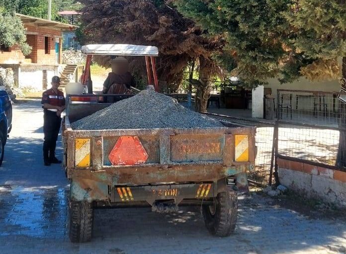 Dere yatağından kum alan şahıs jandarmaya takıldı