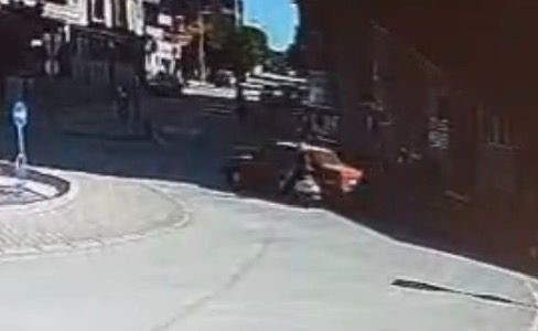 Aniden kavşağa giren otomobil, kadın motosiklet sürücüne çarptı
