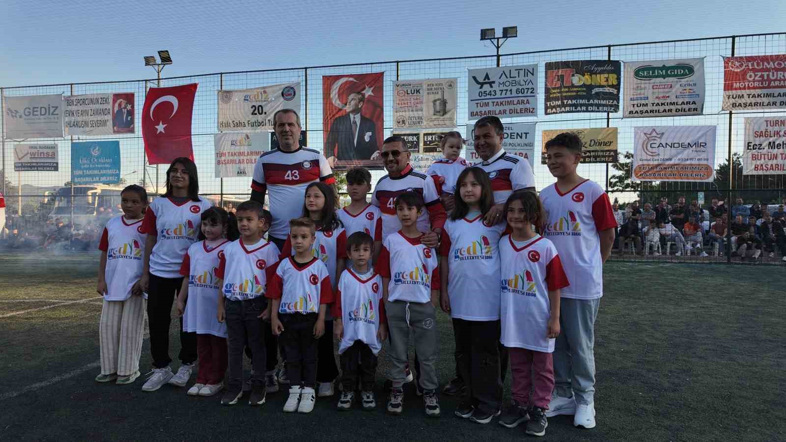 Gediz’de halı saha turnuvası, eski milli futbolcu Saffet Sancaklı’nın katıldığı finalle sona erdi