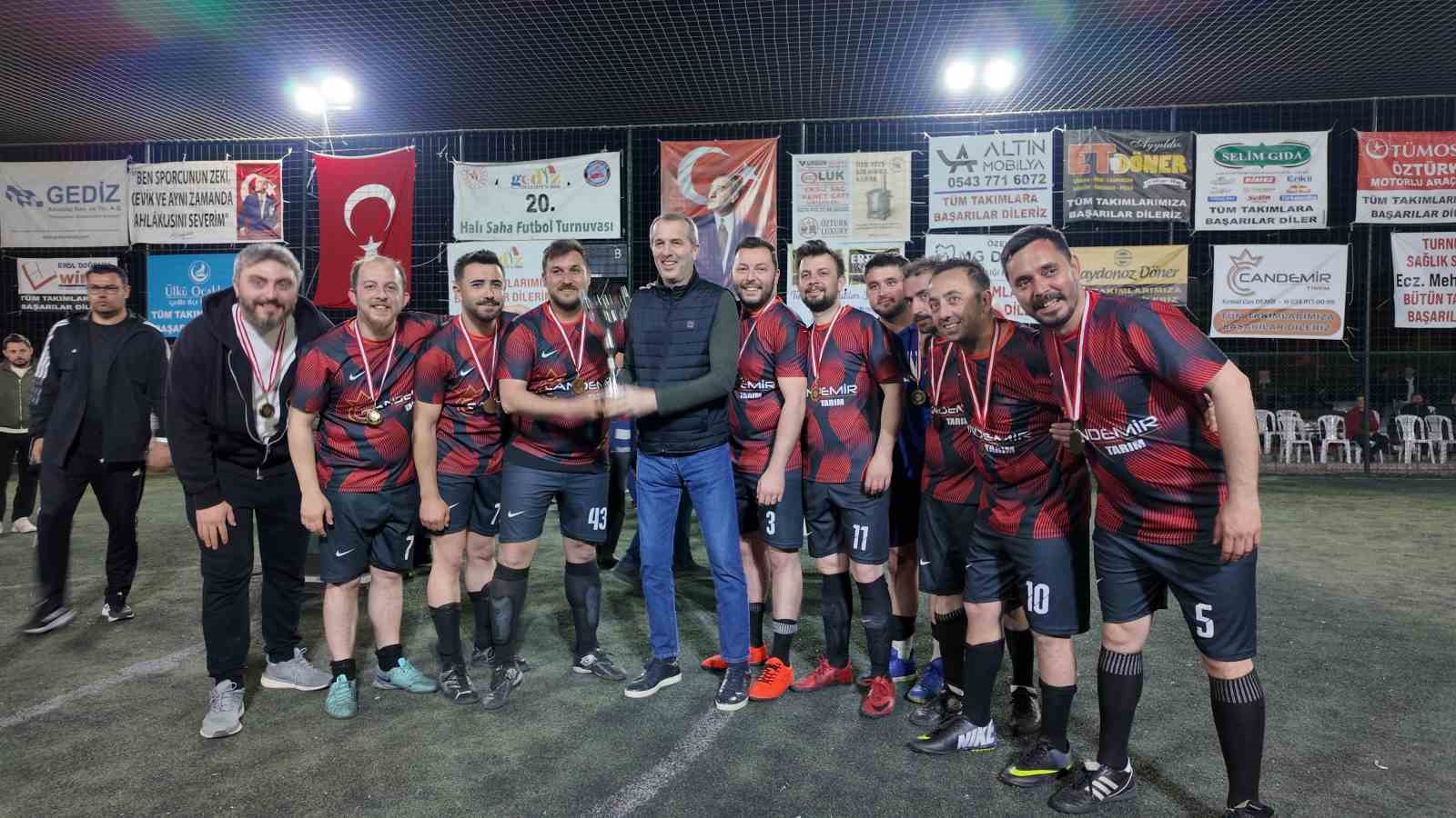 Gediz&rsquo;de halı saha turnuvası, eski milli futbolcu Saffet Sancaklı&rsquo;nın katıldığı finalle sona erdi
