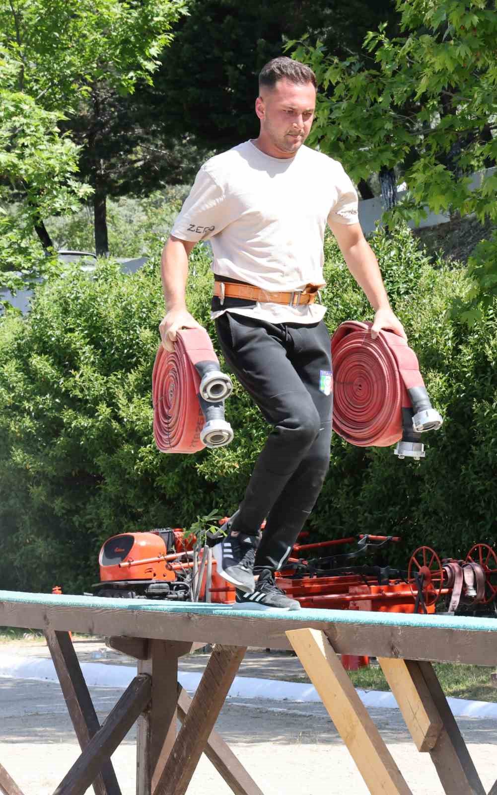 Alev savaş&ccedil;ısı olmak i&ccedil;in komando eğitim parkurunda ter d&ouml;kt&uuml;ler
