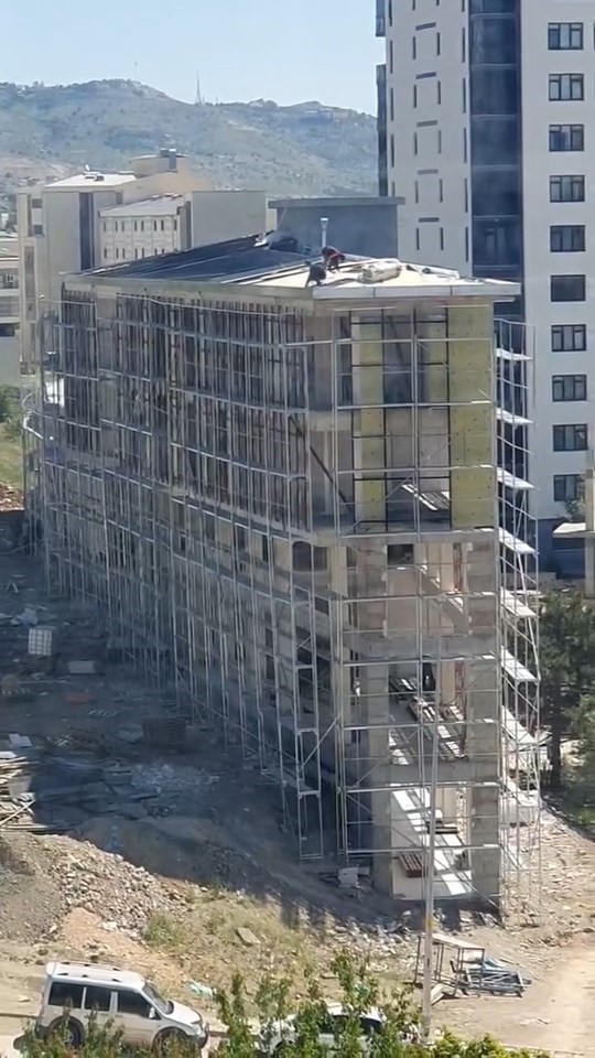 Çatıdaki tehlikeli çalışma kamerada