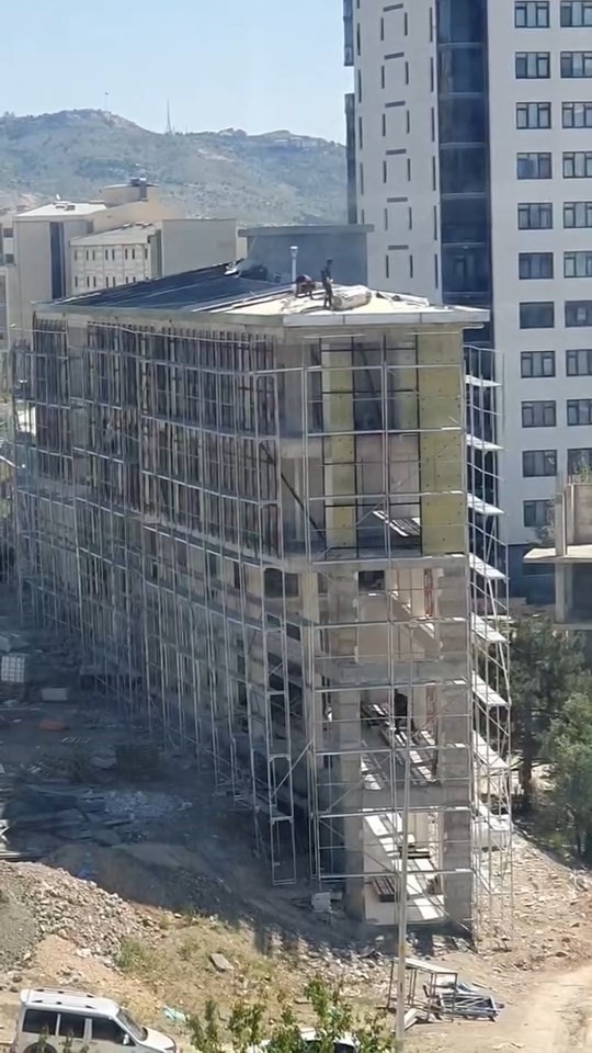 Çatıdaki tehlikeli çalışma kamerada
