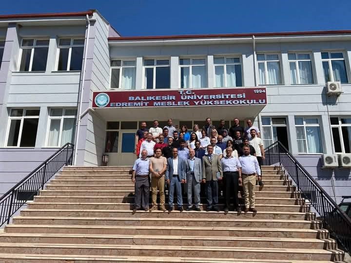 Edremit Meslek Y&uuml;ksekokulu&rsquo;nda devir teslim t&ouml;reni ger&ccedil;ekleştirildi
