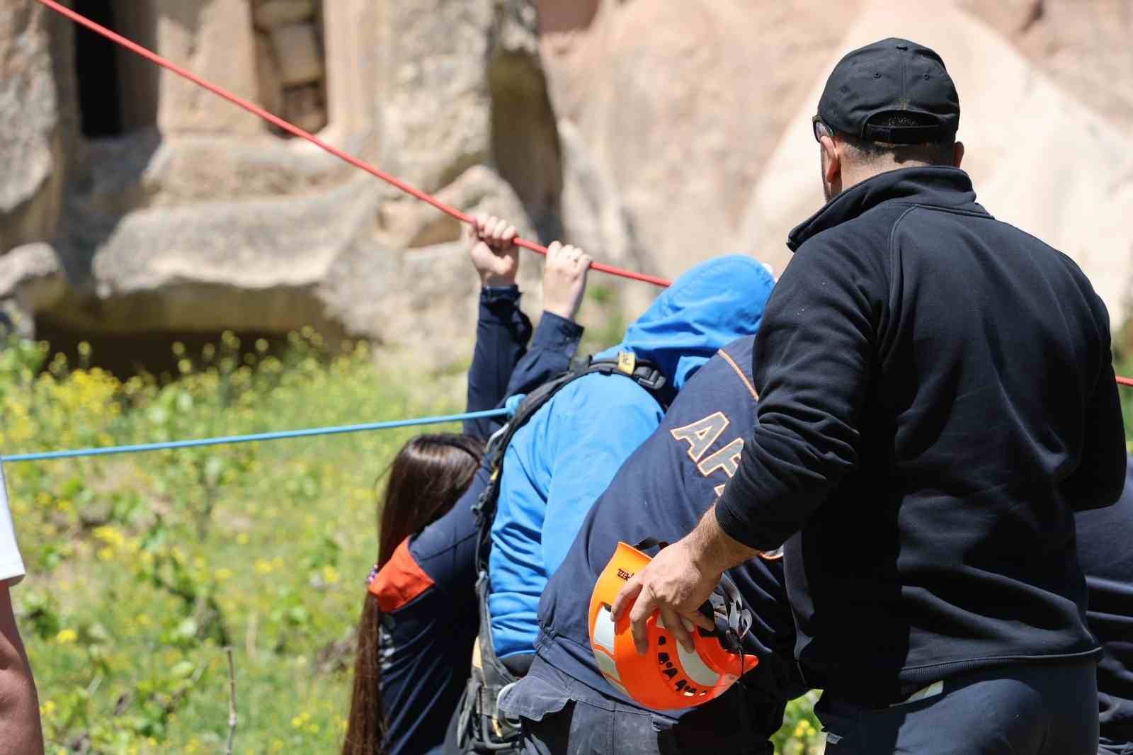 Kapadokya&rsquo;da sıcak hava balonu peri bacalarının &uuml;zerine g&uuml;venli iniş yaptı

