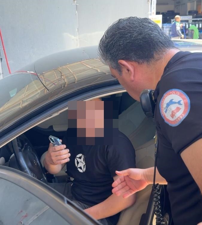 Polis uyandırmak için dakikalarca uğraştı