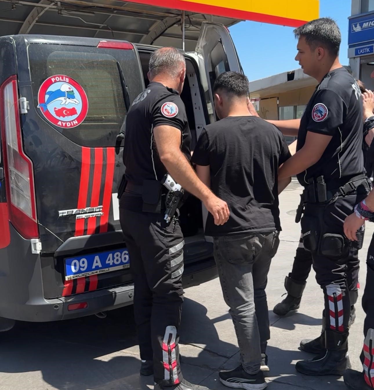 Polis uyandırmak için dakikalarca uğraştı

