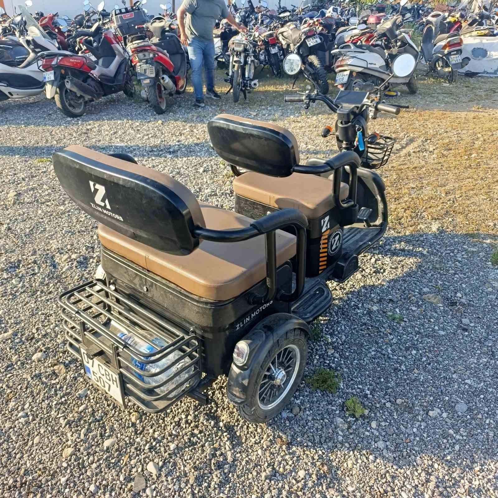 Ehliyetine 2041&rsquo;e kadar el konulan s&uuml;r&uuml;c&uuml;, elektrikli bisikletten d&uuml;ş&uuml;p yoğun bakıma kaldırıldı
