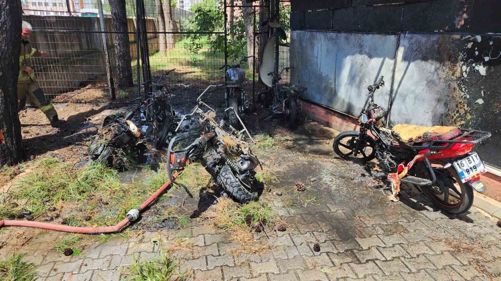 Öğrencilerin motosikletleri alev alev yandı