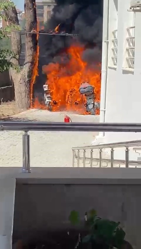 Öğrencilerin motosikletleri alev alev yandı