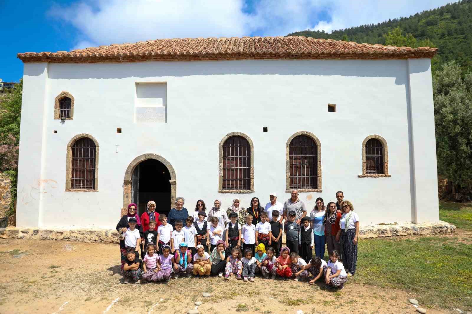 Alanyalılar geleneksel Y&ouml;r&uuml;k oyunlarında buluştu
