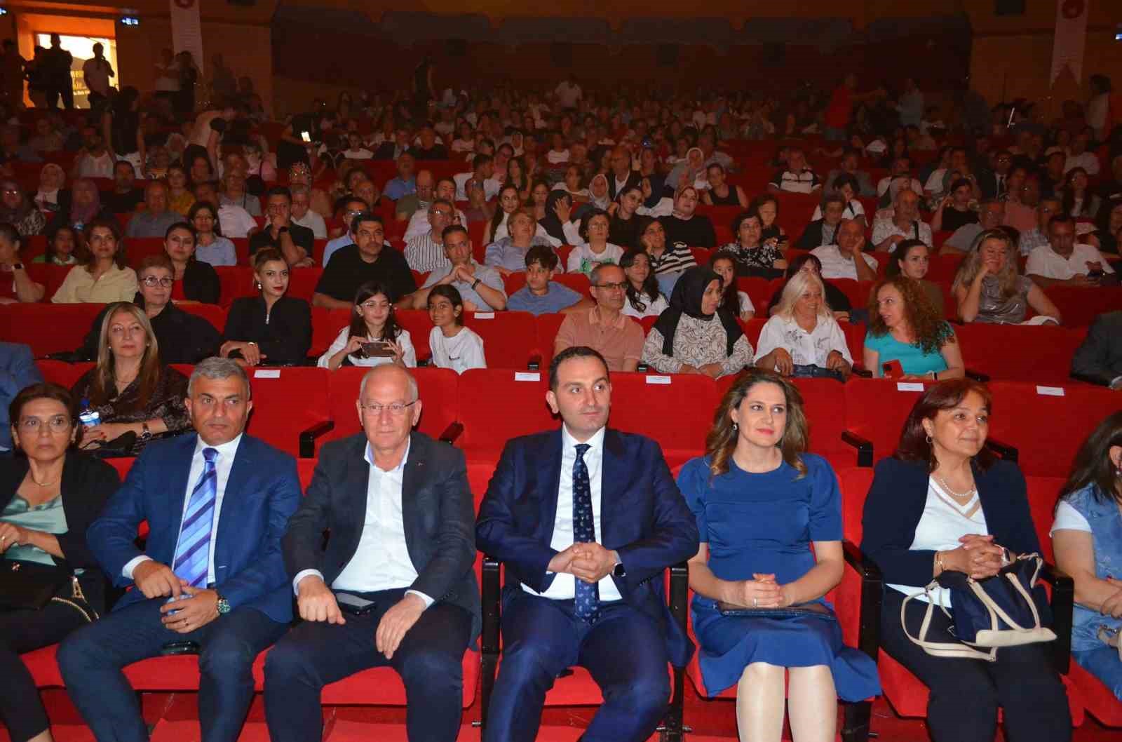 Antalya Adliyesi T&uuml;rk Halk M&uuml;ziği Korosu g&ouml;n&uuml;lleri fethetti
