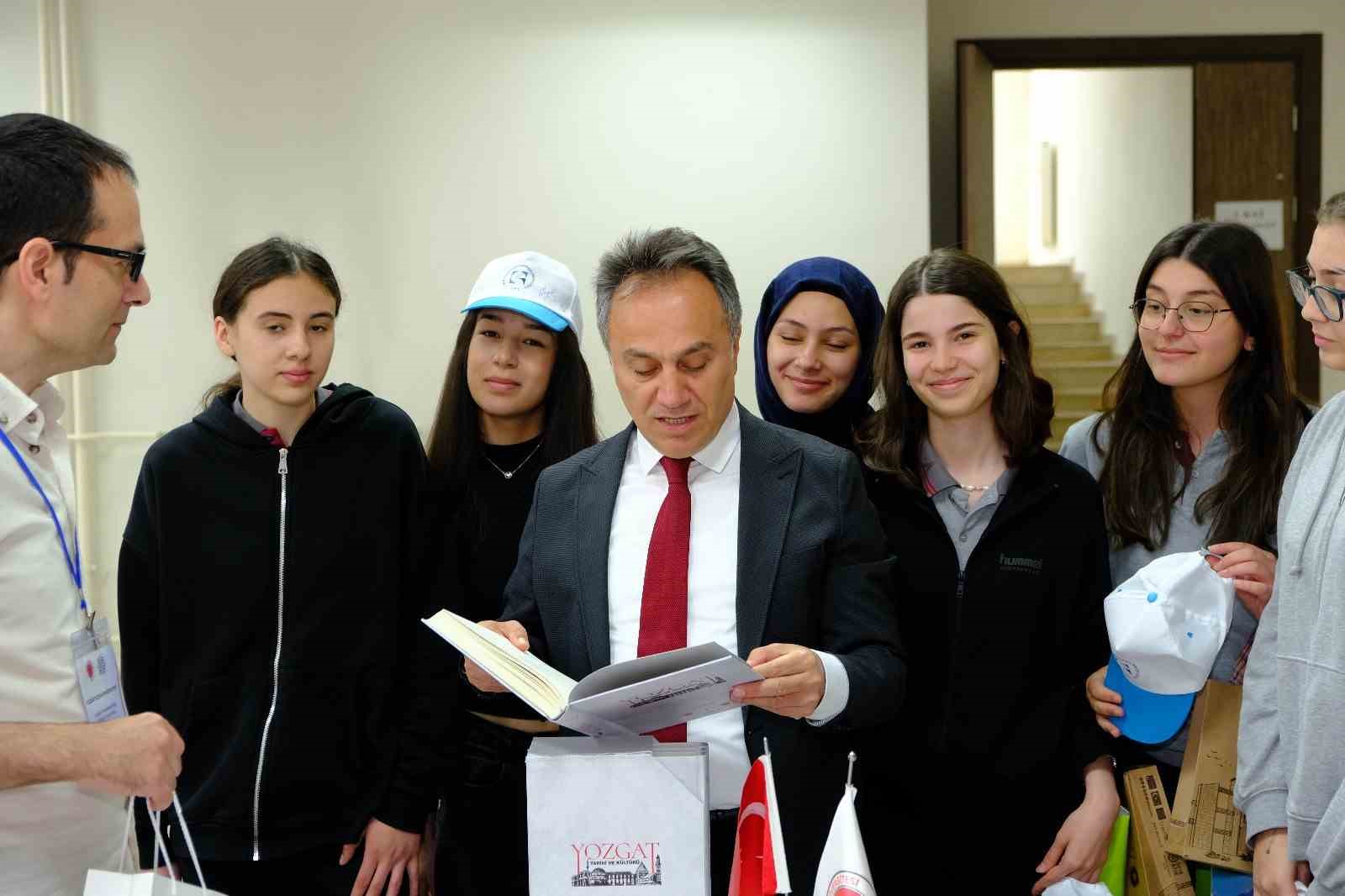 Üniversite adayları AÜB tanıtım fuarında geleceklerini şekillendiriyor
