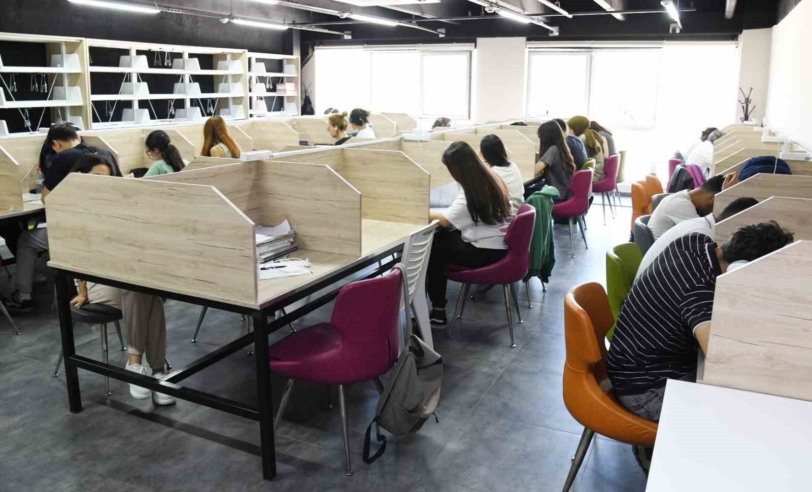 Yunusemre kütüphaneleri öğrencileri ağırlıyor