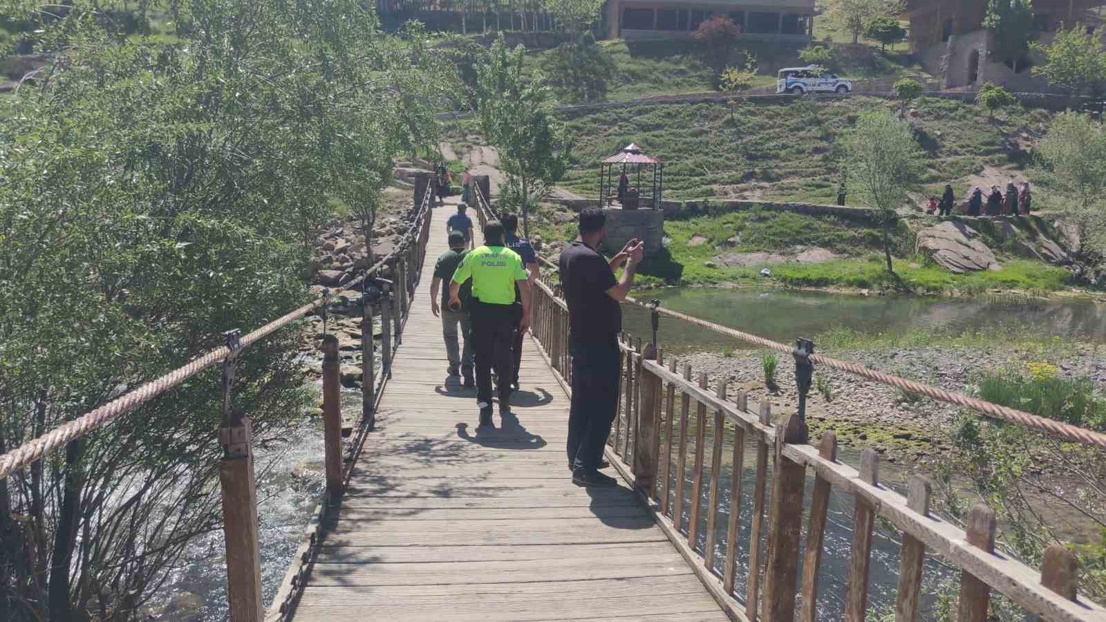 Van’da polislerin inci kefali nöbeti
