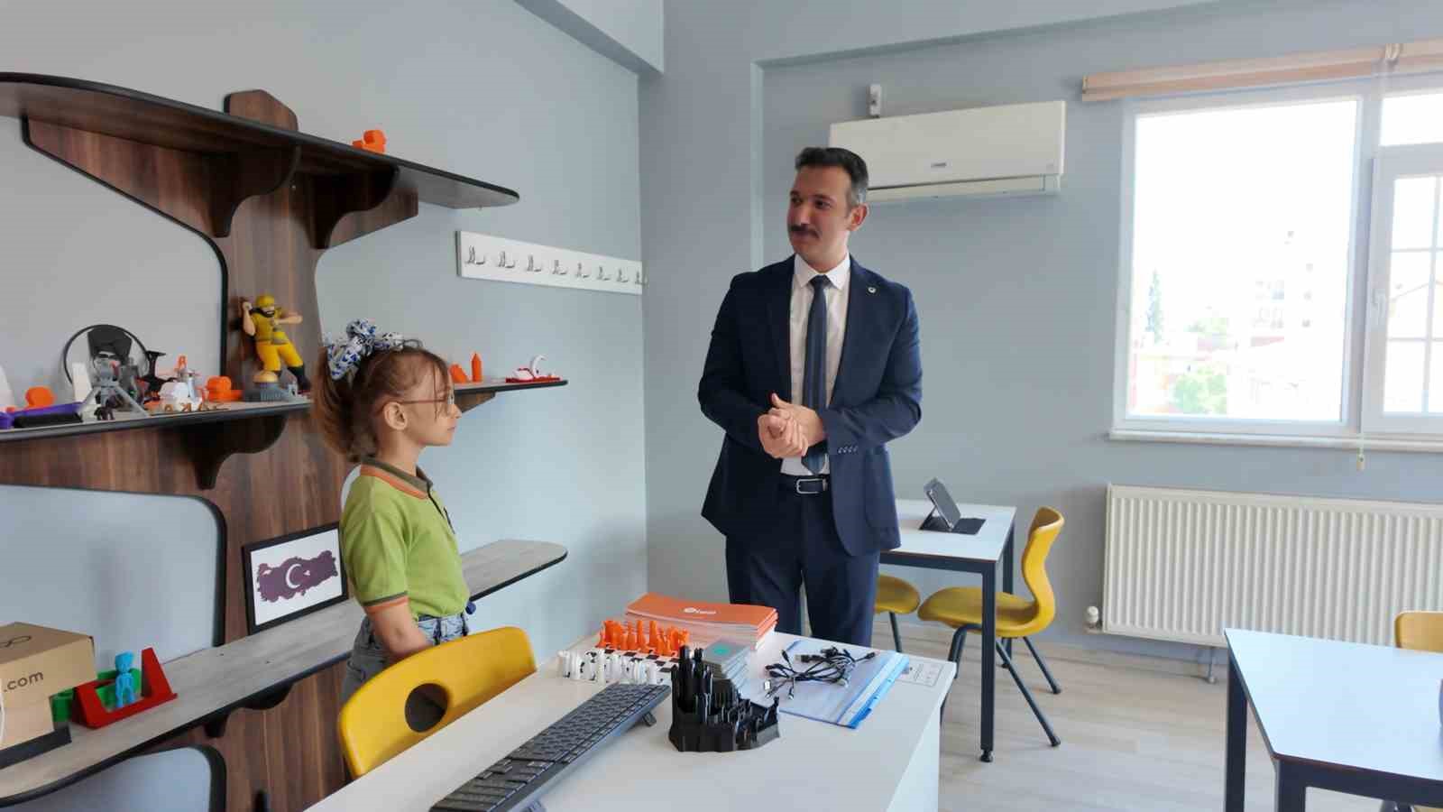 Manisalı ilkokul &ouml;ğrencisi atık malzemelerden sessiz s&uuml;p&uuml;rge yaptı
