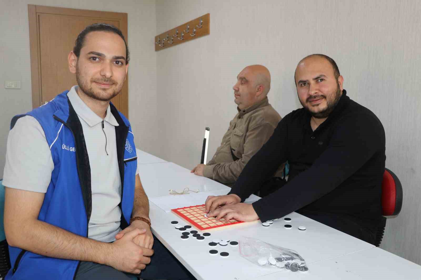 Dokuntaş ile görme engellilerin önündeki bir engel daha kalktı