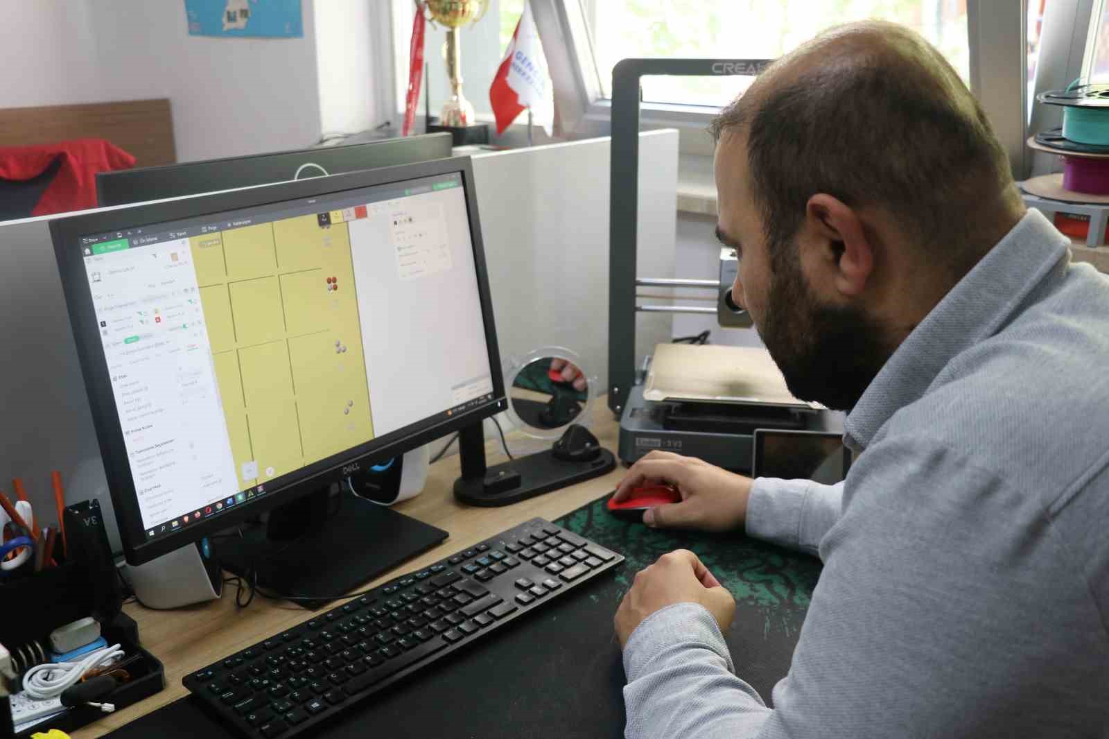 Dokuntaş ile görme engellilerin önündeki bir engel daha kalktı