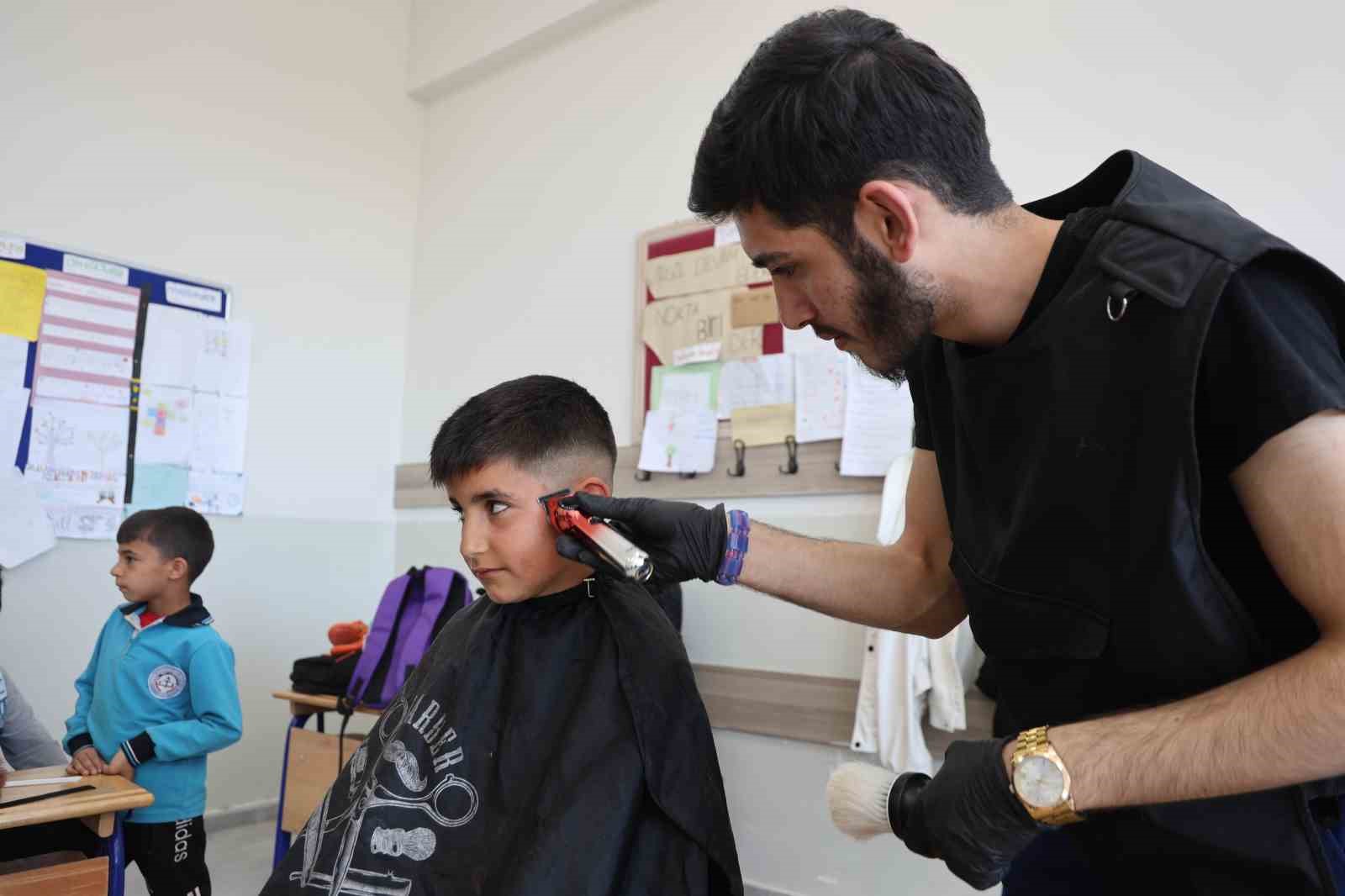 Elazığ&rsquo;da k&ouml;y okulu &ouml;ğrencilerine b&uuml;y&uuml;k jest: Bayram &ouml;ncesi sa&ccedil;larını kesip bakımlarını yaptılar
