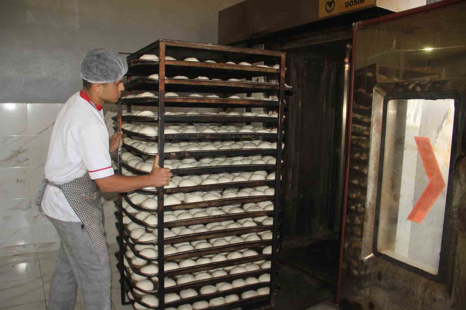 Şanlıurfa&rsquo;da meslek lisesi &ouml;ğrencileri g&uuml;nl&uuml;k 16 bin ekmek &uuml;retiyor
